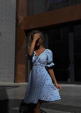 Платье короткое голубое с цветочным принтом свободного кроя с вырезом в зоне декольте качественная стильная трендовая