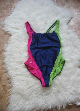 Яркий цельный купальник для бассейна speedo