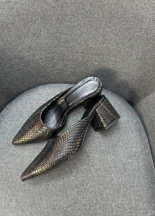 Шльопанці мюлі сабо з гострим носком зі шкіри з тисненням під змію багато кольорів