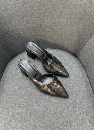 Шльопанці мюлі сабо з гострим носком зі шкіри з тисненням під змію багато кольорів