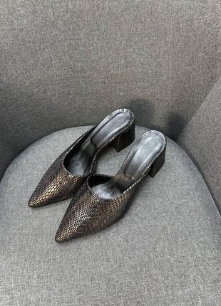 Шльопанці мюлі сабо з гострим носком зі шкіри з тисненням під змію багато кольорів