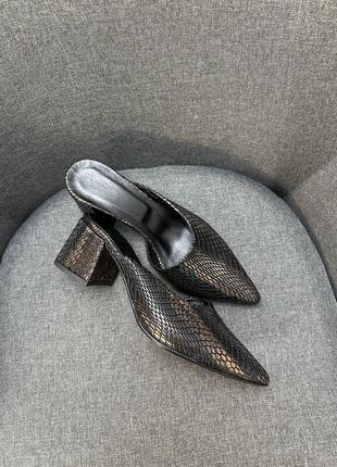 Шльопанці мюлі сабо з гострим носком зі шкіри з тисненням під змію багато кольорів