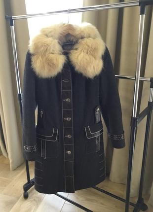Зимнее длинное пальто  с натуральным воротником