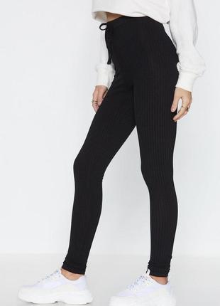 Черные лосины в рубчик