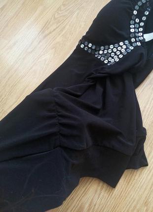 Черное маленькое платье с паетками и открытой спинкой.7 фото