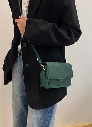 Женская классическая сумка через плечо кросс-боди на ремешке бархатная велюровая замшевая зеленая3 фото