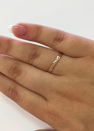 Обручальное кольцо с гранями, красное золото3 фото