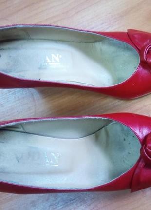 Красные туфли лодочки с цветком2 фото