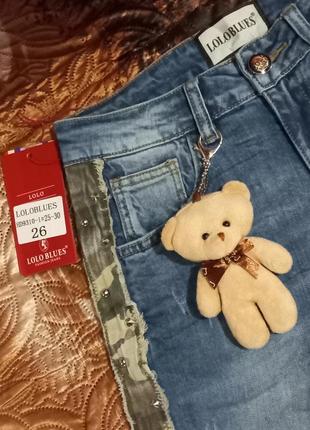 Женские  джинсы с поясом декорированы вставками камуфляж + брелок мишка в подарок.4 фото