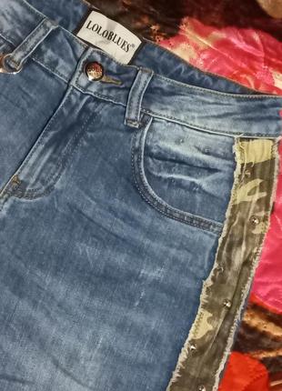 Женские  джинсы с поясом декорированы вставками камуфляж + брелок мишка в подарок.5 фото