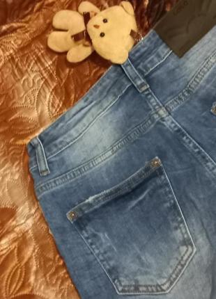 Женские  джинсы с поясом декорированы вставками камуфляж + брелок мишка в подарок.6 фото