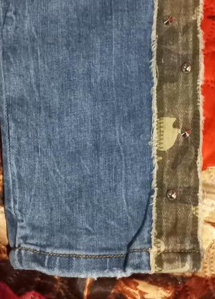 Женские  джинсы с поясом декорированы вставками камуфляж + брелок мишка в подарок.10 фото