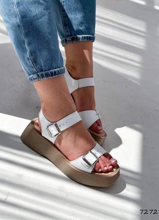 Модные кожаные босоножки