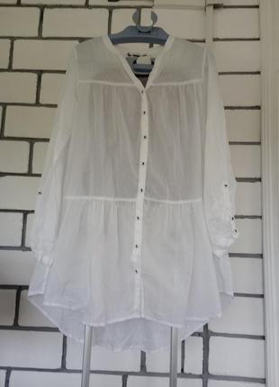 Дуже легесенька біла довга блузка вільного крою,на ґудзиках