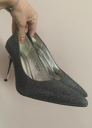 Неймовірні туфлі жіночі 38 розмір абсолютно нові