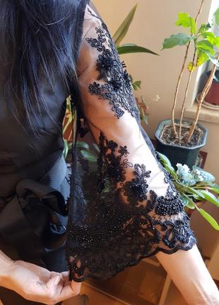 Чорна сукня футляр з мереживними рукавами4 фото