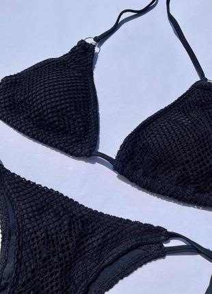 Женский купальник бикини в крупную сетку вязаный в стиле бохо черный лиф треугольники с чашками плавки на завязках6 фото