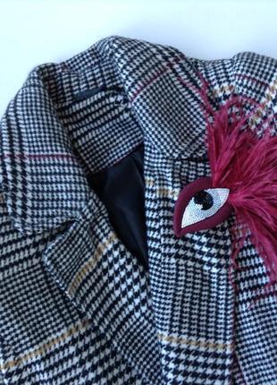 Брошь глаз с перьями марсала