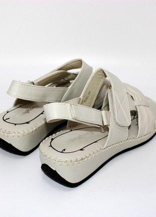 Стильні бежеві жіночі босоніжки на липучці/комфортна модель на низькій танкетці/взуття на літо5 фото