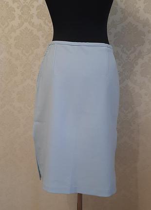 Блакитна спідниця з розрізами