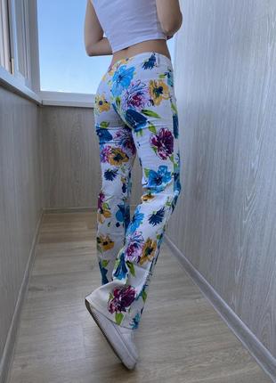 Джинси у квітковий принт у стилі y2k