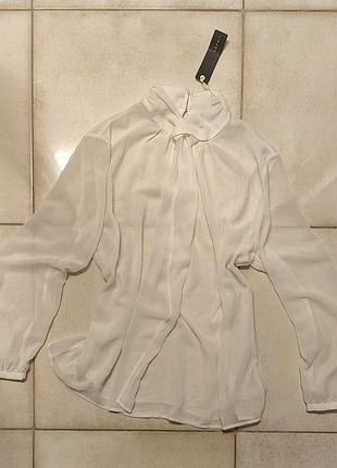 Біла прозора блузка
