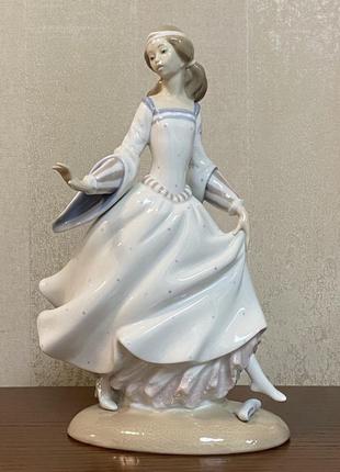 Фарфоровая статуэтка lladro «золушка».