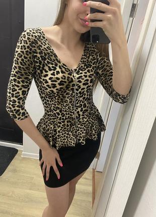 Платье леопардовое с баскою2 фото