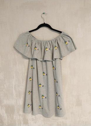 Трикотажное серое платье/ сарафан с вышитыми цветами свободный new look
