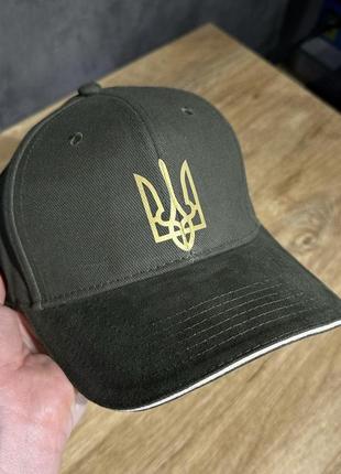 Чорна кепка із золотим гербом україни2 фото