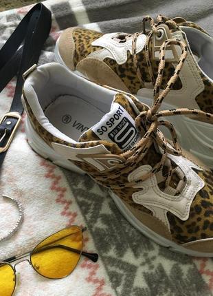 Стильные кроссовки с тигровым принтом3 фото