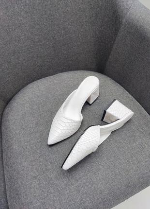 Белые кожаные шлепанцы сабо мюли с острым носком3 фото