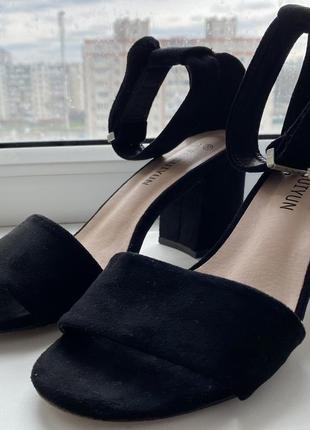 Босоніжки жіночі