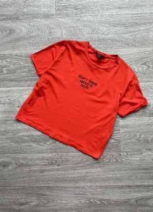 Яскрава коралова футболка укорочена з написом new look