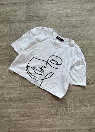 Стильная белоснежная укороченная футболка кроп топ с графическим принтом