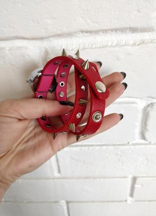 Красные часы с шипами