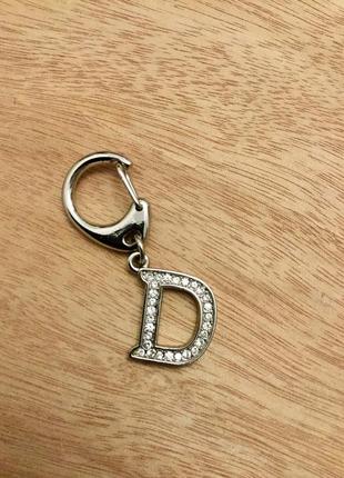 Підвіска у вигляді банглийской літери d на карабіні