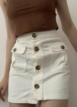 Юбка с карманами белая джинсовая на пуговицах карго юбка3 фото