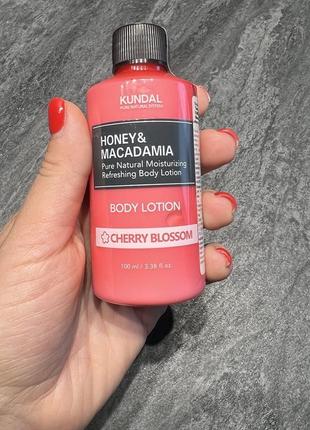 Лосьон для тела kundal honey & macadamia body lotion cherry blossom, 100 мл1 фото