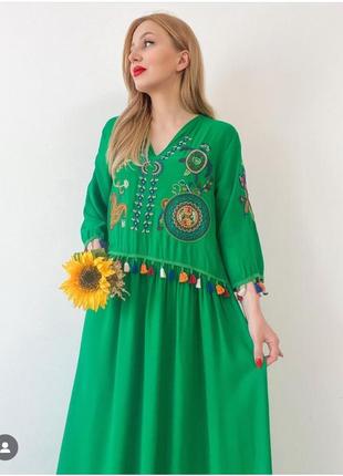 Зеленое платье с вышивкой и кисточками