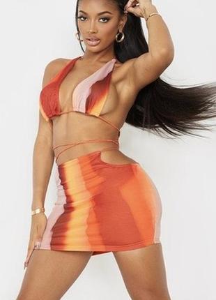 Платье prettylittlething яркое