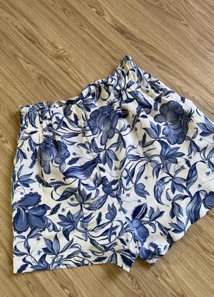 Стильные шорты в цветочный принт1 фото