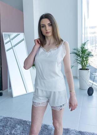Вишукана шовкова піжама з мереживом. шовкова майка та шорти з мереживом. легка піжама