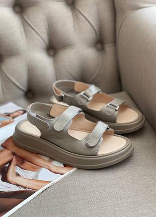 Бежевые босоножки из натуральной кожи с ремешками на наклейке, на бежевой подошве