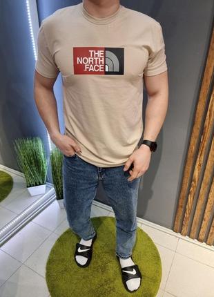 Мужская бежевая футболка the north face с принтом на грудь бежевая мужская футболка the north face с принтом на груди