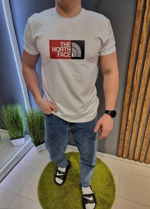 Мужская белая футболка the north face с принтом на груди біла чоловіча футболка the north face з принтом на грудях