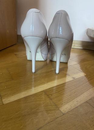 Лаковані туфлі