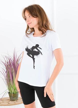 Стильная белая футболка с рисунком балериной