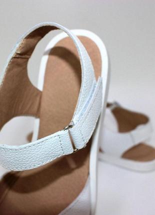 Стильные женские кожаные босоножки на липучках бело цвета/обувь на лето7 фото