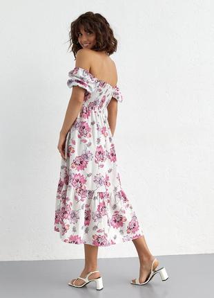 Женское розовое летнее платье в цветочный узор с открытыми плечами2 фото